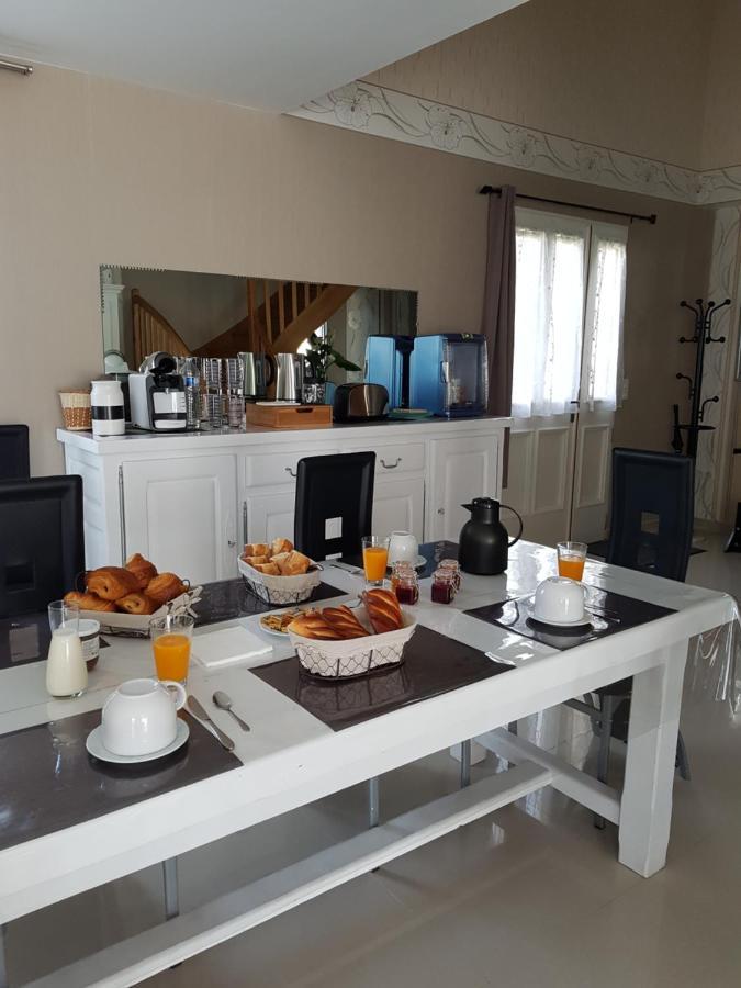 Le Logis Du Marais Bed and Breakfast Les Magnils-Reigniers Exteriör bild