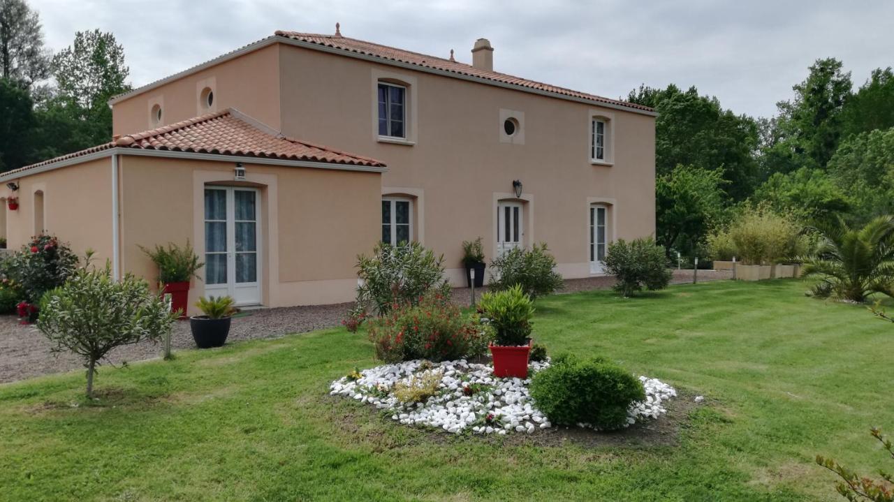 Le Logis Du Marais Bed and Breakfast Les Magnils-Reigniers Exteriör bild