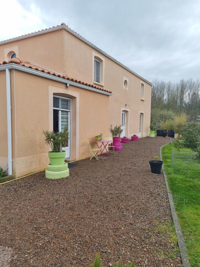 Le Logis Du Marais Bed and Breakfast Les Magnils-Reigniers Exteriör bild